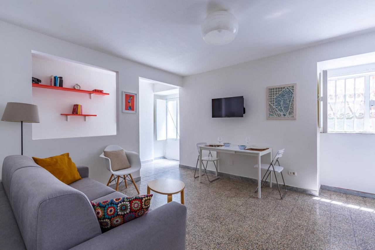 Romantic Place With Pines, Cats, Stunning View And Parking Naples
