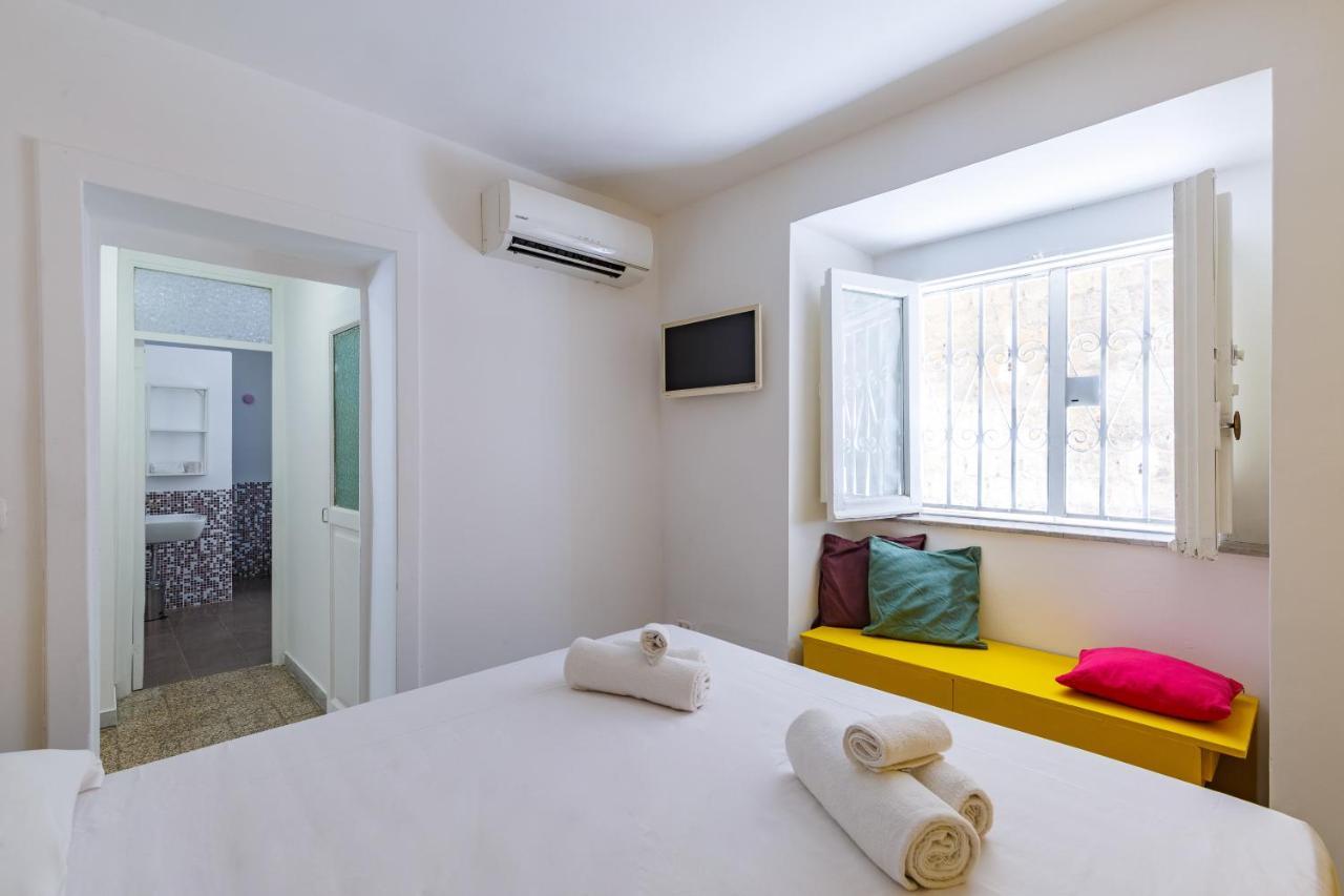 Apartment Romantic Place With Pines, Cats, Stunning View And Parking