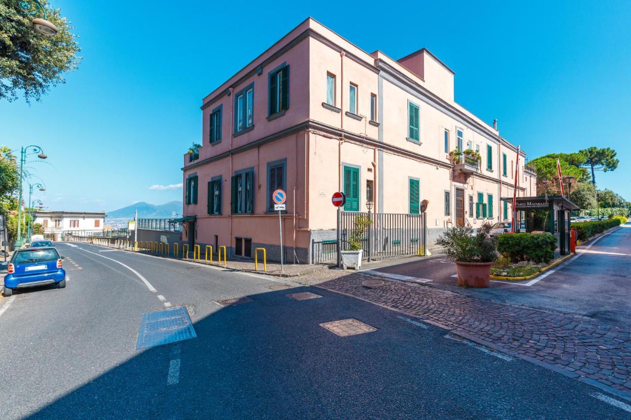 Apartment Romantic Place With Pines, Cats, Stunning View And Parking Naples