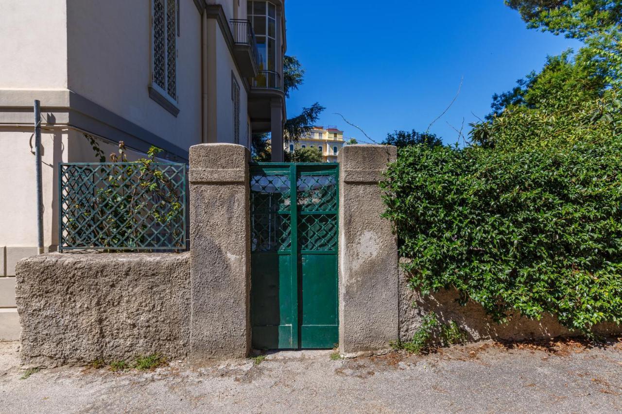 Apartment Romantic Place With Pines, Cats, Stunning View And Parking