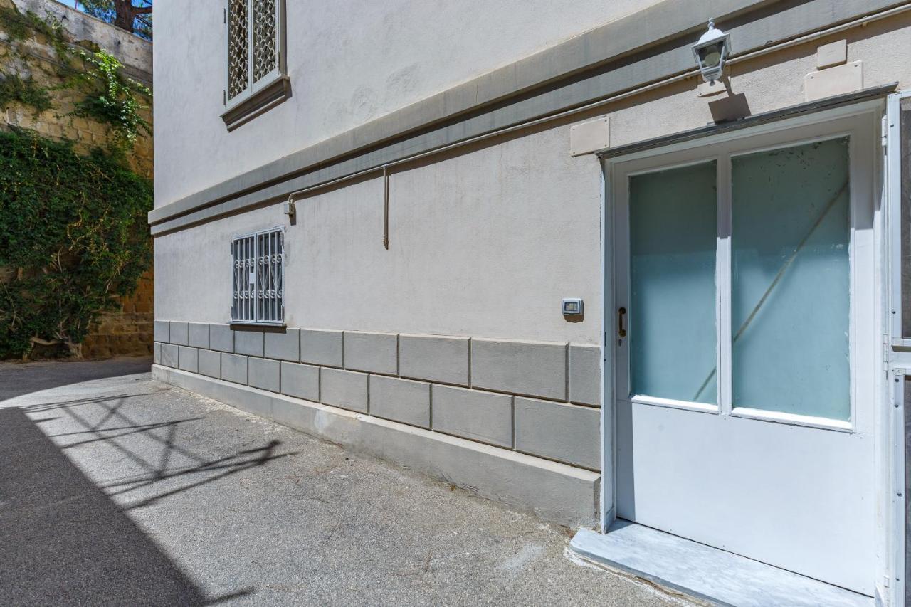 Apartment Romantic Place With Pines, Cats, Stunning View And Parking Naples