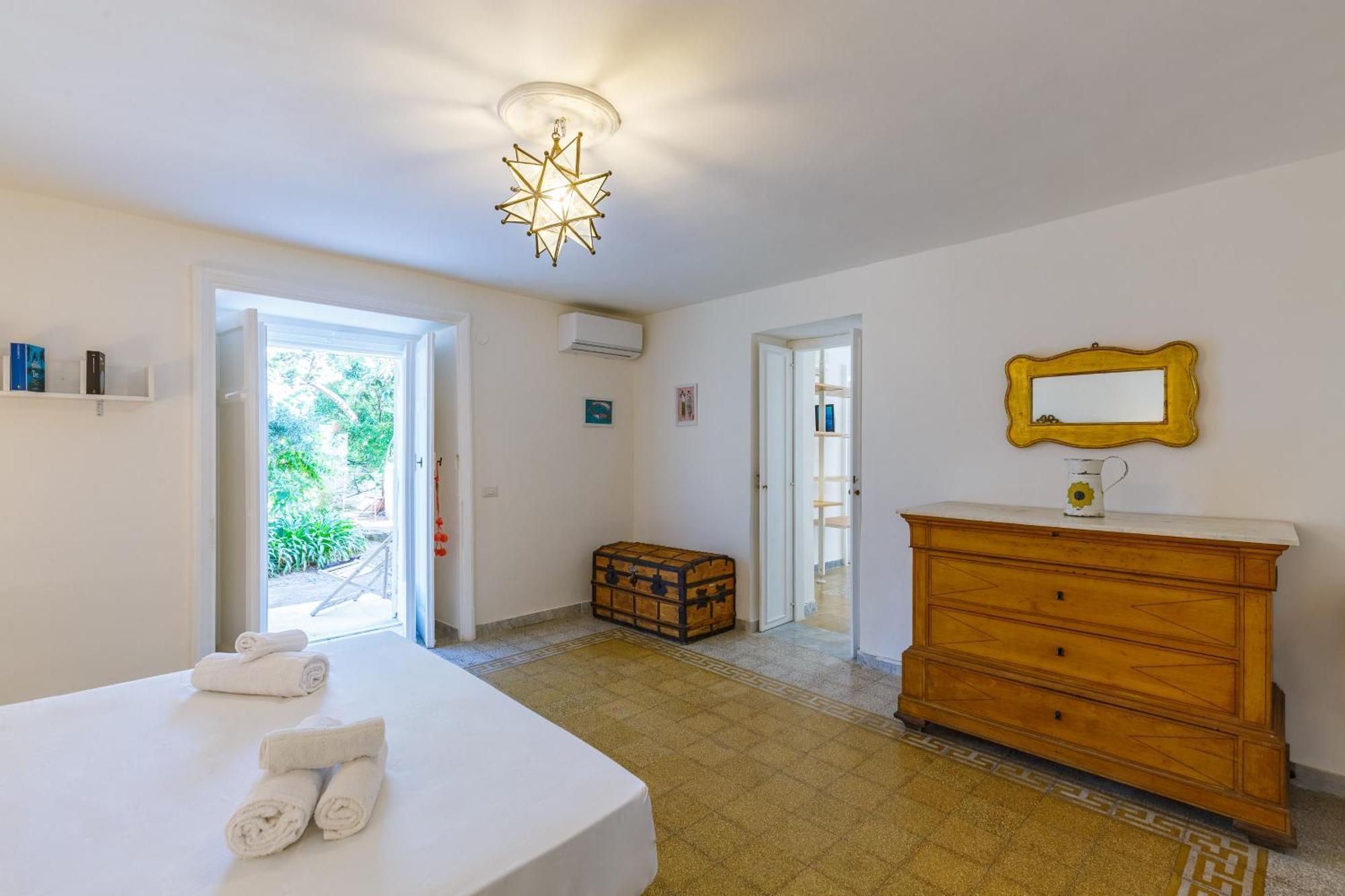 Romantic Place With Pines, Cats, Stunning View And Parking Apartment *