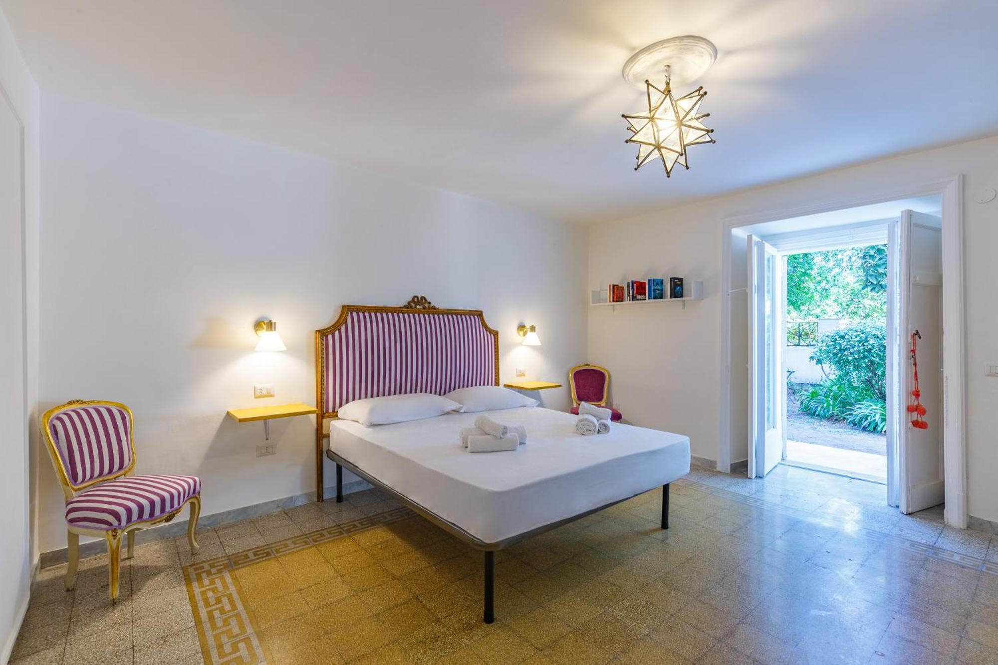 Romantic Place With Pines, Cats, Stunning View And Parking Apartment Naples