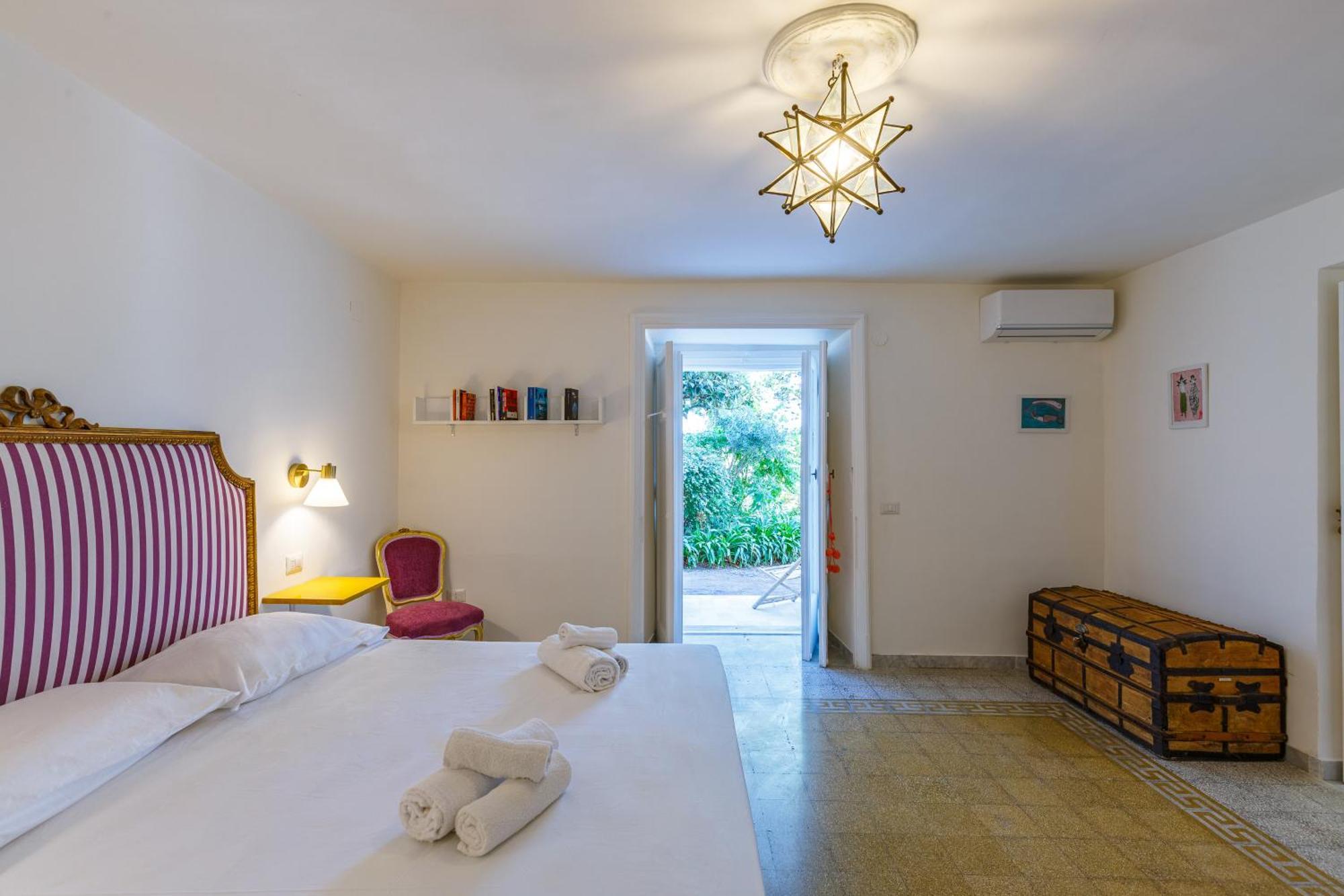Romantic Place With Pines, Cats, Stunning View And Parking Naples
