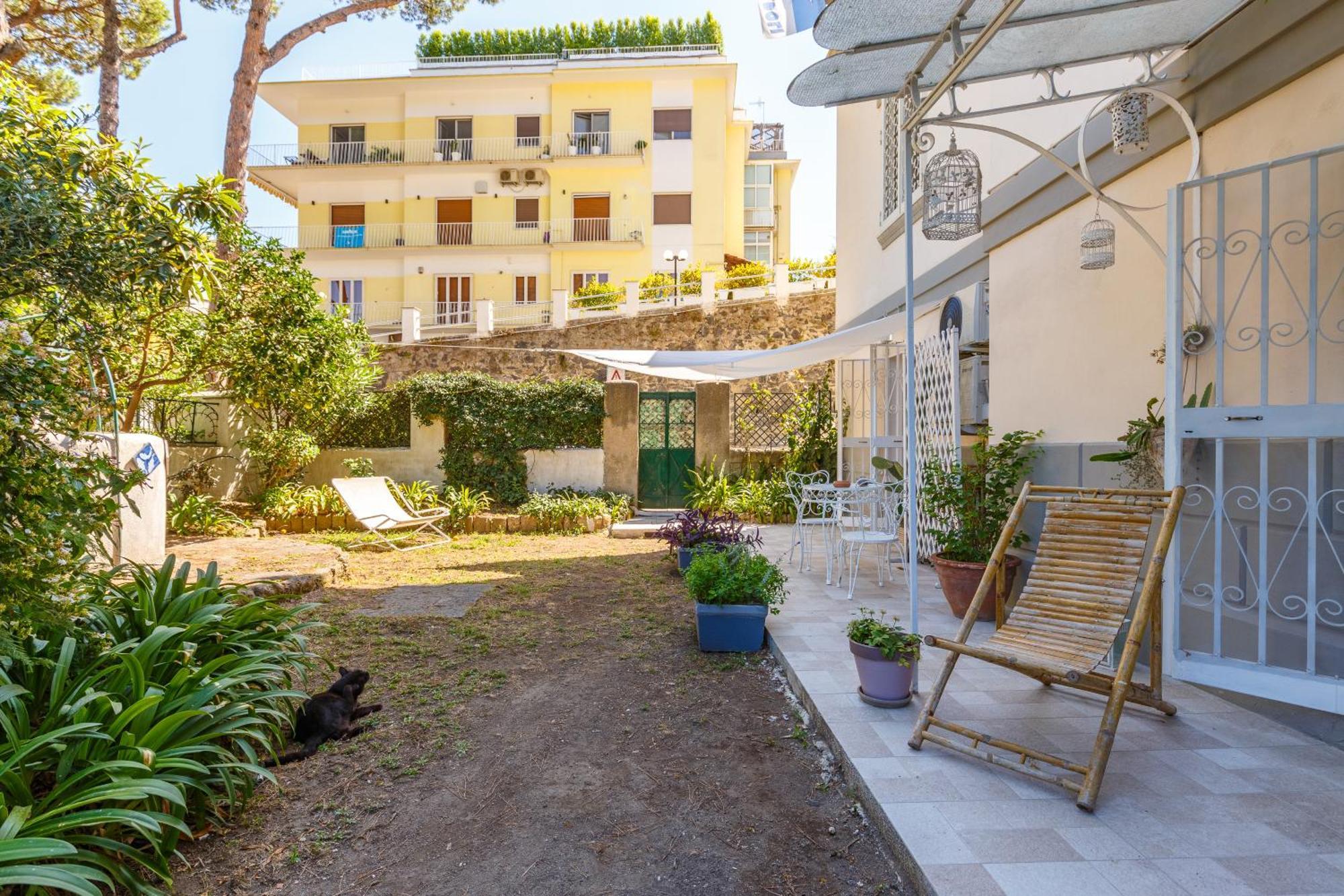 Apartment Romantic Place With Pines, Cats, Stunning View And Parking