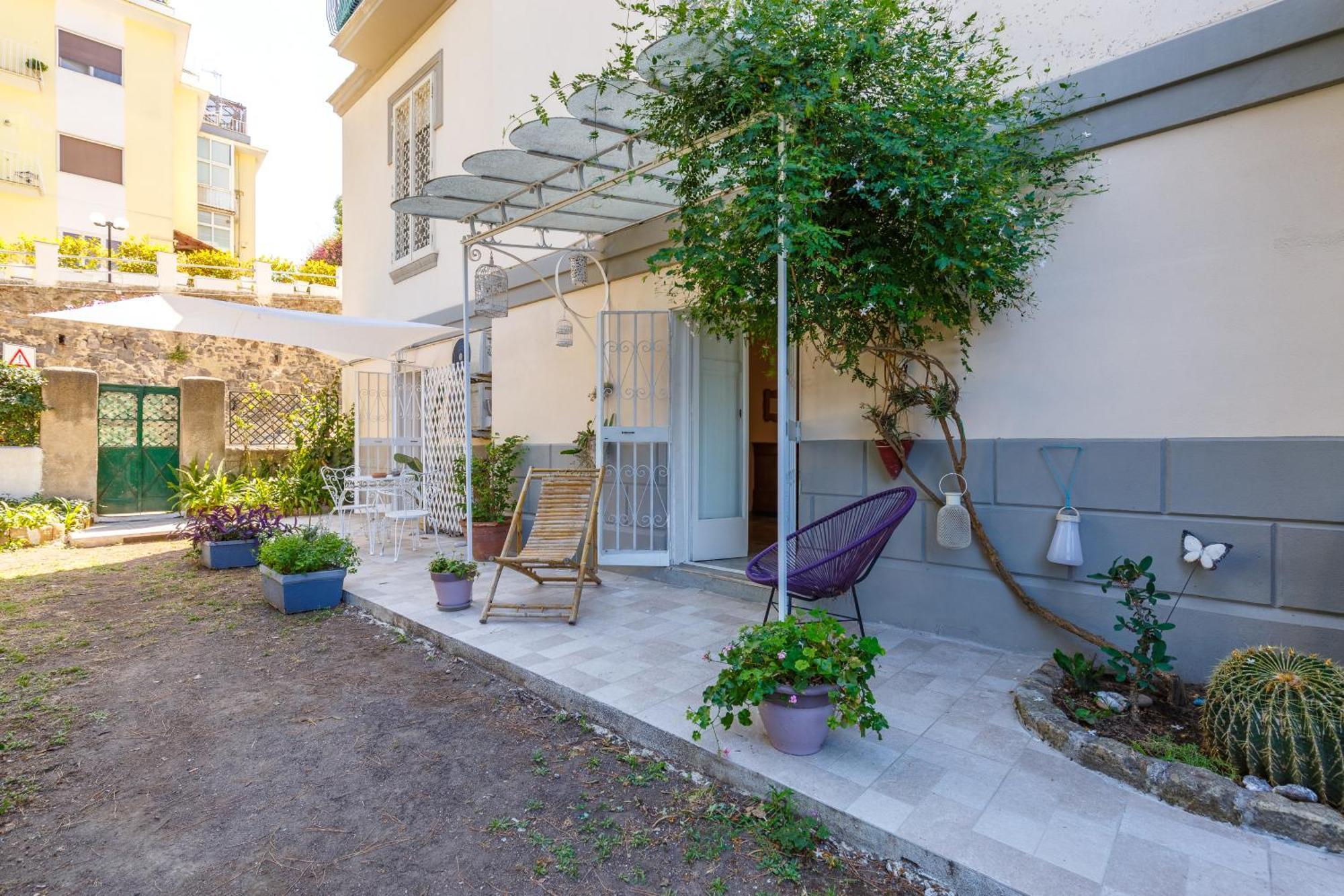Romantic Place With Pines, Cats, Stunning View And Parking Naples
