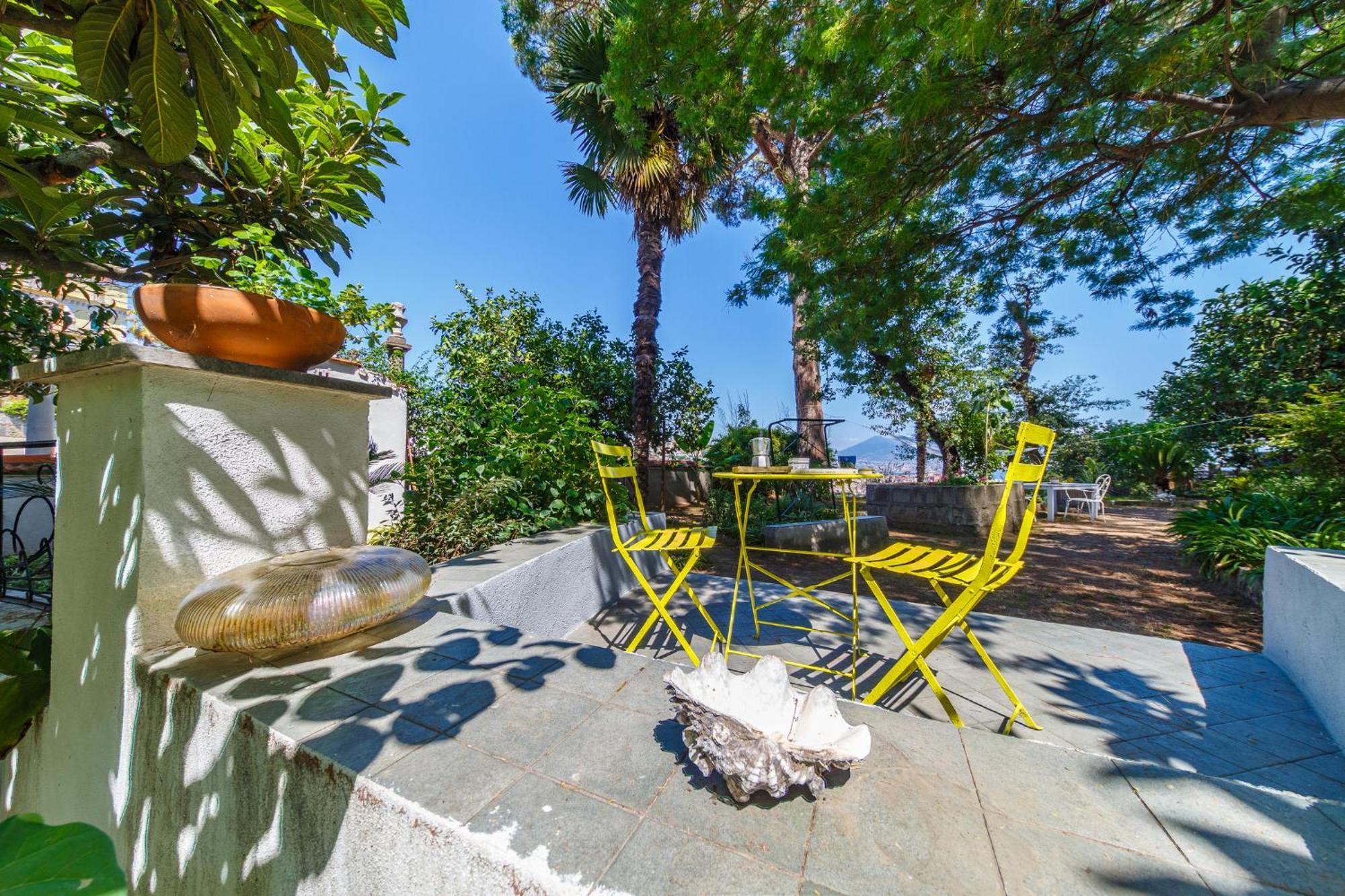 Apartment Romantic Place With Pines, Cats, Stunning View And Parking